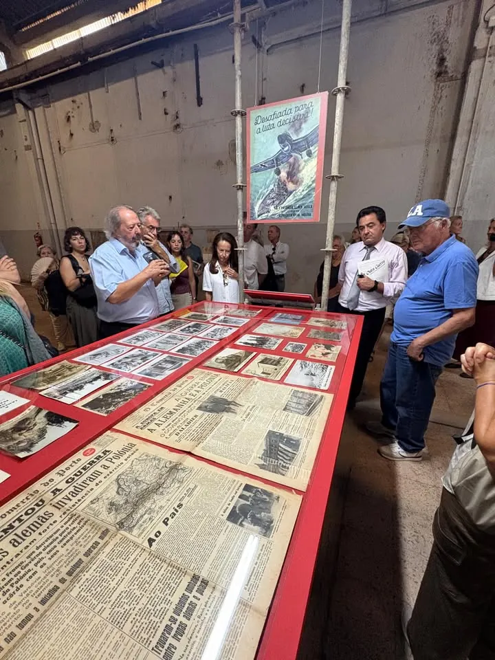 Mesa com jornais antigos na exposição «A Outra Guerra»
