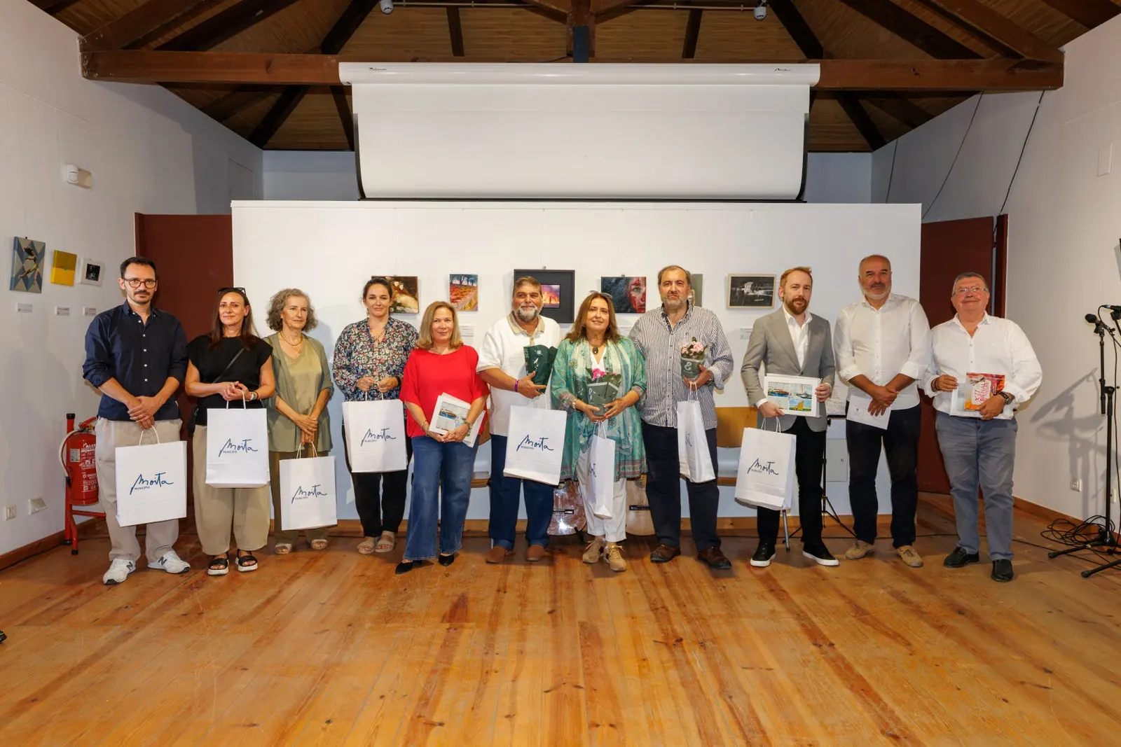 Premiados e representantes das entidades organizadoras na inauguração da XII Bienal
